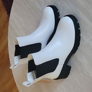 Vepose White leather boots with inch and 1/2 heal, NWT  Size 6